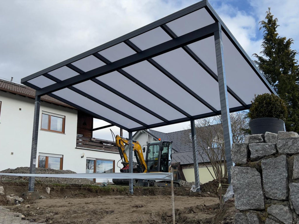Carport in Regensburg in Anthrazit mit Glas Dach in matter Optik