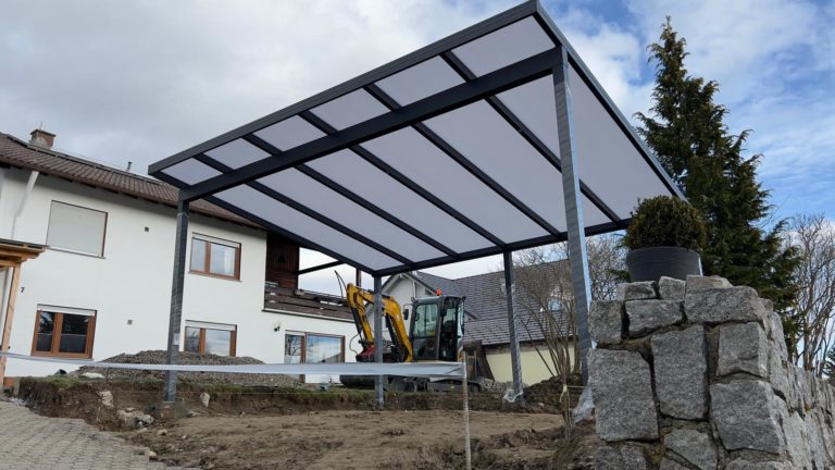 Carport in Regensburg in Anthrazit mit Glas Dach in matter Optik