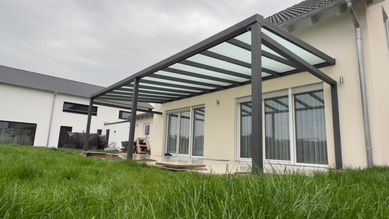 Moderne Terrassenüberdachung in Lappersdorf bei Regensburg mit Mattglas und LED Beleuchtung