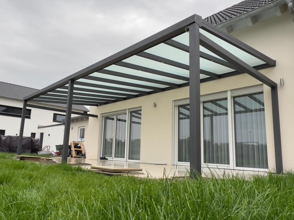 Moderne Terrassenüberdachung in Lappersdorf bei Regensburg mit Mattglas und LED Beleuchtung