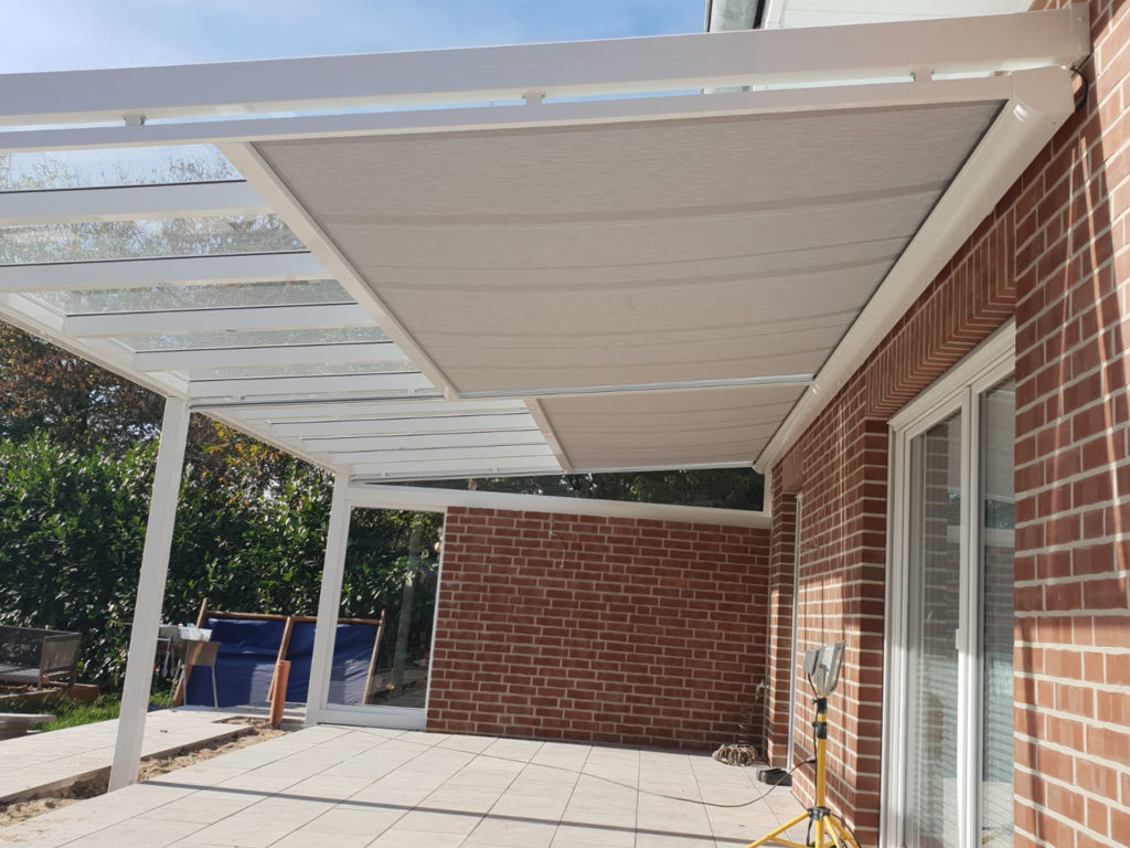 terrassenüberdachung neutraubling bei regensburg in weiss mit unterdachmarkise, seitenwand und led beleuchtung