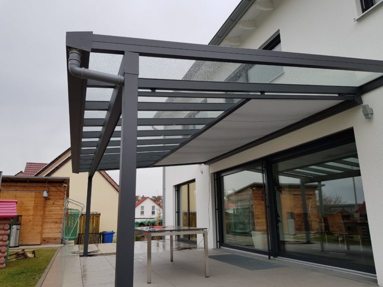 Terrassenüberdachung in Regensburg mit Verbundsicherheitsglas und Unterdachmarkise